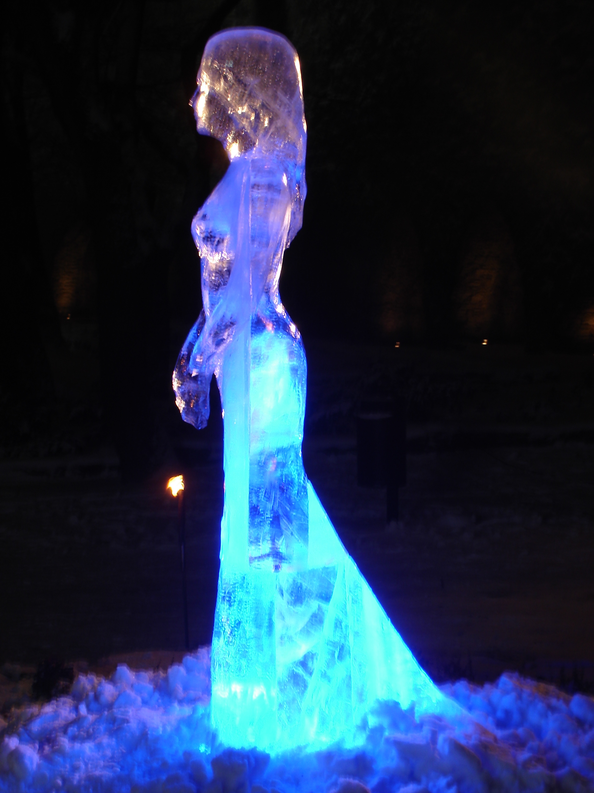 Ледяная скульптура "Молящаяся девушка" в саду Датского короля, Старый город Таллинна